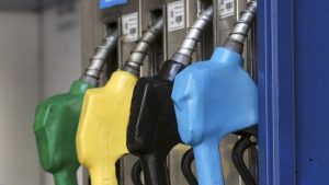 Sube el precio del barril, el gobierno autorizó una suba en las naftas