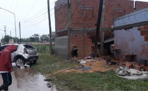 Despiste y posterior colisión de un vehículo en San José