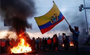 Tensión en Ecuador por la suba de los combustibles
