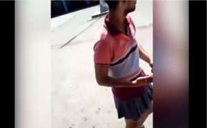Como no los dejan usar bermudas, fue con pollera