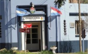 Un motociclista colisiona una menor en Villa Elisa