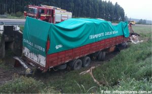 Conductor se accidentó al perder el control de su camión