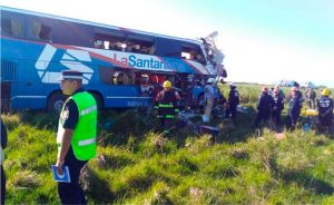Choque entre un colectivo y un camión, 4 personas fallecidas