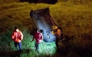 Despiste y vuelco de un utilitario en la Autovía y acceso Dr. Bastian