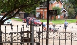 Accidente de tránsito entre un automóvil y una moto