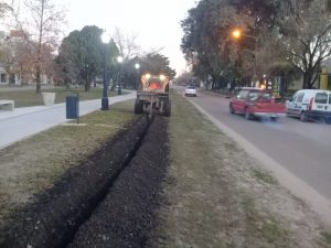 Villa Elisa: Tendido de red de agua en las nuevas plazoletas sobre Av. Urquiza