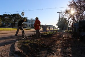 Avanza la renovación del paseo del Sembrador sobre Avenida Urquiza en Villa Elisa
