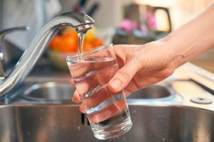 Uso eficiente del agua corriente a partir de acciones en el hogar