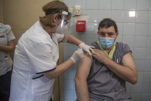 Casi 10.000 agentes de salud fueron inmunizados con el primer componente
