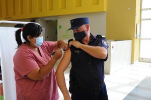 Continuó este lunes la vacunación a integrantes de la policía