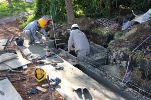 Se rellena con hormigón las nuevas bocas de tormenta de Zona Norte
