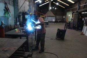 Se construyen columnas para ampliar y mejorar el alumbrado público