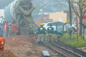 Avanza la renovación de cordón cuneta en inmediaciones de Plaza Moreno 