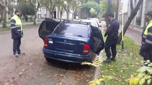 Detención de un sujeto que amenazó a una mujer. En su vehículo personal policial encontró varias armas blancas.