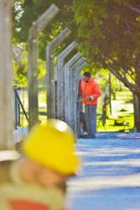 Trabajos de mejora sobre el tejido olímpico del Polideportivo Municipal