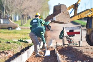 Se comenzó con el hormigoneado del nuevo tramo de cordón cuneta sobre Bv. Guex