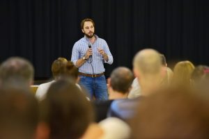 Augusto Salvatto expuso en Villa Elisa sobre los desafíos de la transformación tecnológica y el futuro del trabajo