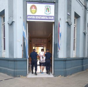 Detención en la vía pública de un masculino con requerimiento de la justicia