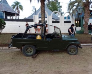 Dos sujetos fueron interceptados por personal policial cuando intentaban sustraer un jeep