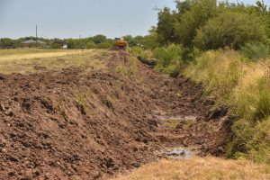 Limpieza de canal pluvial paralelo a las vías del ferrocarril en Villa Elisa