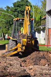 Sobre calle Emilio Francou comenzó la ejecución de un nuevo tramo de cordón cuneta