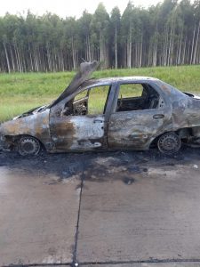 Incendio de un automóvil en la ruta 14