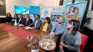 Villa Elisa junto a la Microregión presentaron la temporada termal en Paysandú