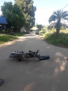Dos jóvenes que iban en una moto resultaron con lesiones graves en un accidente