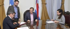 Bordet firmó los contratos para iniciar 14 obras en escuelas de distintos departamentos