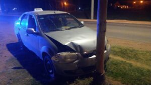 UN HOMBRE SE DESCOMPENSÓ Y EMBISTIÓ UN ÁRBOL