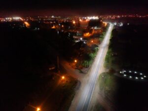 Ya luce totalmente iluminada la curva de acceso a la ciudad de Villa Elisa