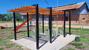 Pérgolas en el parque de la estación de Pronunciamiento