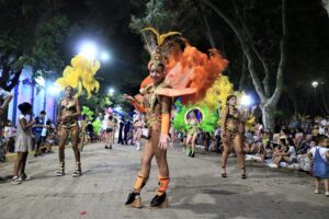 Los corsos volvieron a llenar las calles de Colón con una gran fiesta popular