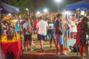 El público acompañó la primera edición de la Peña de la Empanada en la ciudad de Villa Elisa