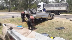 Despiste y vuelco en el km 6.3 de la Ruta 130