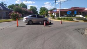 Joven resultó lesionado tras un choque entre un auto y una moto en San José