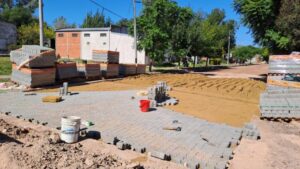 SE TRABAJA EN LA OBRA DE PAVIMENTO ARTICULADO