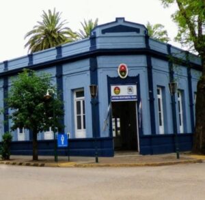 Colisión Nocturna en Colón: Una Motociclista Herida