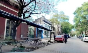 Conductora pierde el control de su auto y choca contra un deck gastronómico