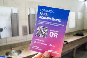 Violencia de género: se colocan calcos con información en baños públicos de Villa Elisa