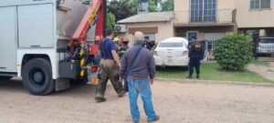 Una conductora resulta lesionada tras chocar con su auto el frente de una vivienda