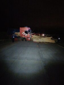 Autovía José Gervasio Artigas: Un camión se despistó y volcó su carga, pero sus ocupantes resultaron ilesos