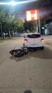 Accidente en Colón: Motociclista resultó herido tras choque con automóvil en Avenida Presidente Perón.