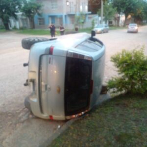 Accidente de Tránsito en Colón: conductor resultó ileso tras un vuelco