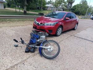 Accidente de tránsito en San José: Dos personas lesionadas y una motocicleta retenida.