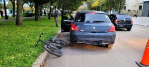 Accidente en Villa Elisa: Niño resultó herido tras colisión entre automóvil y bicicleta.