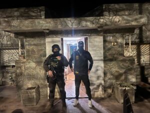 Procedimiento en Villa Elisa: Siete personas identificadas y varios elementos incautados.