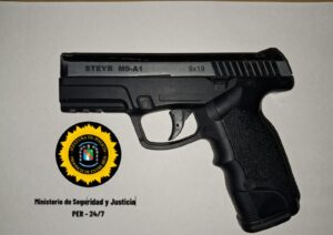 Secuestro de un arma relacionada a una causa por amenazas calificadas.