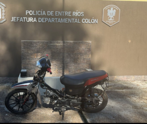Ciudad de Colón: Hallazgo de Motocicleta denunciada como sustraída.