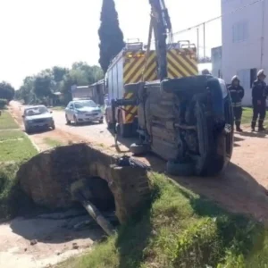 Vuelco sin heridos en San José: Intervención policial tras accidente sobre calle Cabildo